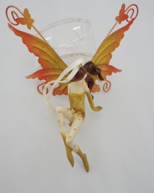 Νεράιδα κρεμαστή με μεταλλικά φτερά, ένα πόδι λυγισμένο