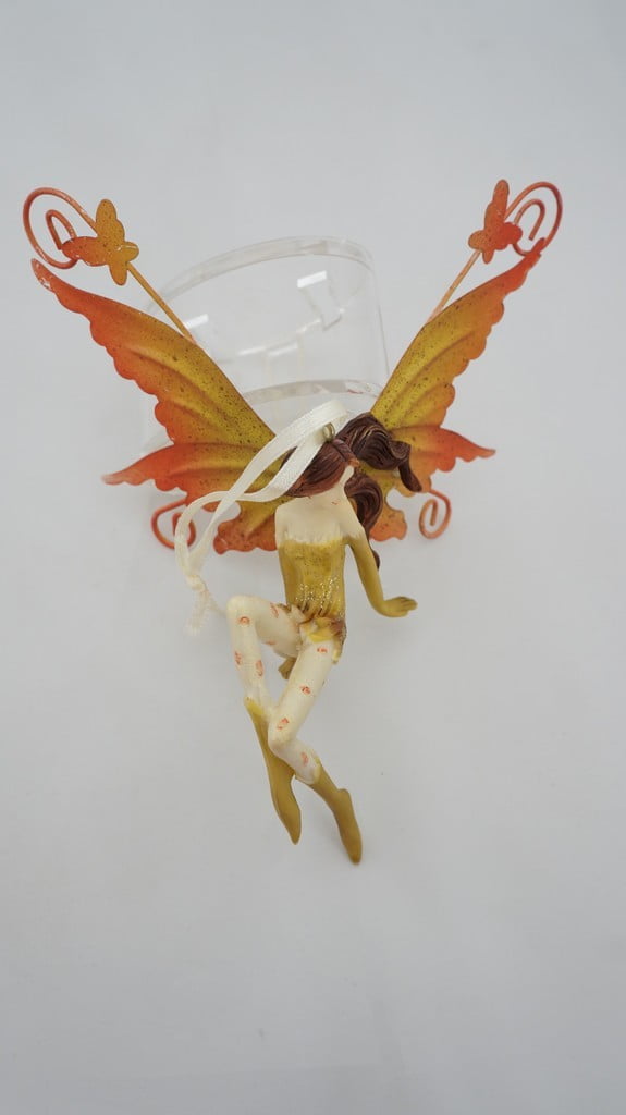 Νεράιδα κρεμαστή με μεταλλικά φτερά, ένα πόδι λυγισμένο - 1