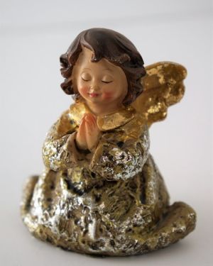 Χριστουγεννιάτικο χρυσό αγγελάκι προσεύχεται