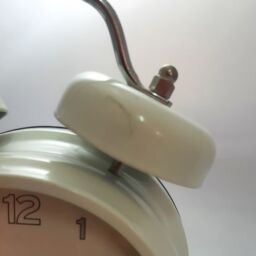 Ρολόι μεταλλικό επιτραπέζιο με ξυπνητήρι αγελαδίτσα