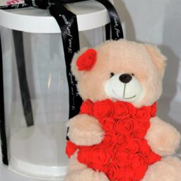 Αρκουδάκι με τριαντάφυλλα σε κουτί